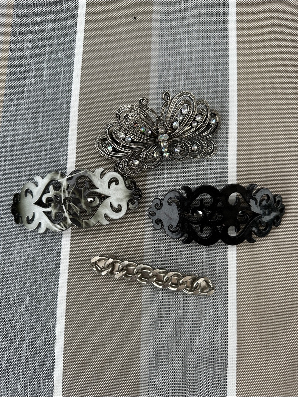 Barrettes.